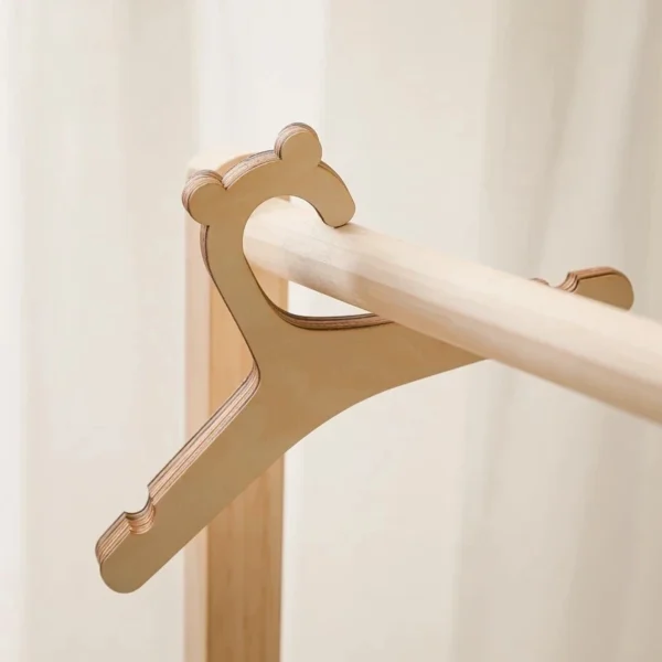 Colgador de madera para ropa de bebés - Imagen 4